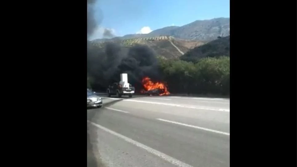 Κρήτη: Αυτοκίνητο τυλίχθηκε στις φλόγες – Από θαύμα γλύτωσε ο οδηγός (βίντεο)